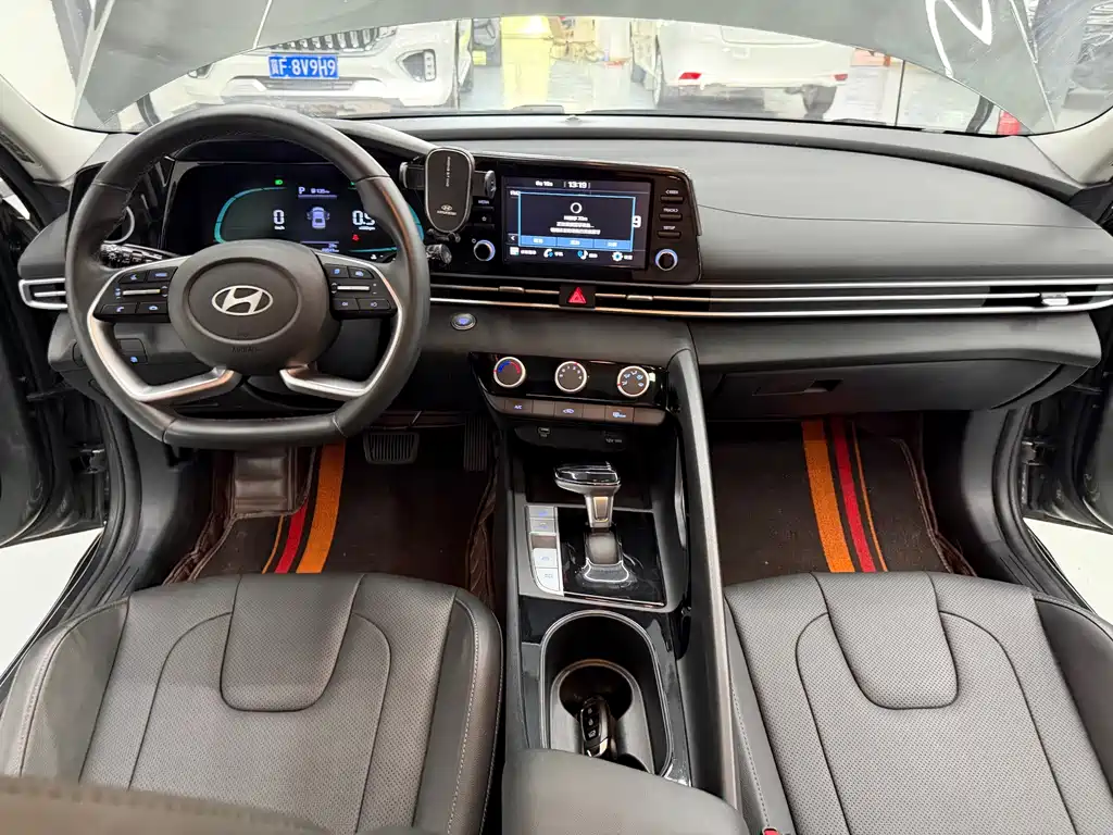 Hyundai Elantra — фото 11