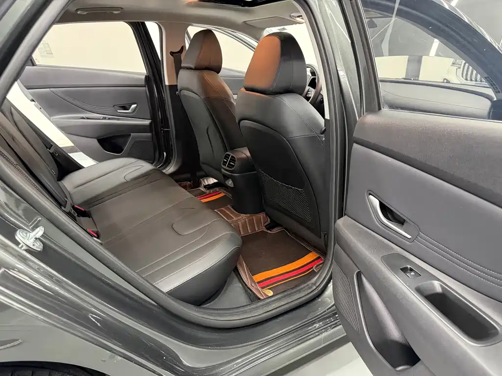Hyundai Elantra — фото 18