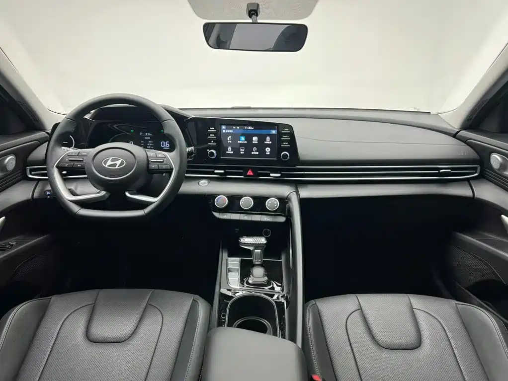 Hyundai Elantra — фото 18