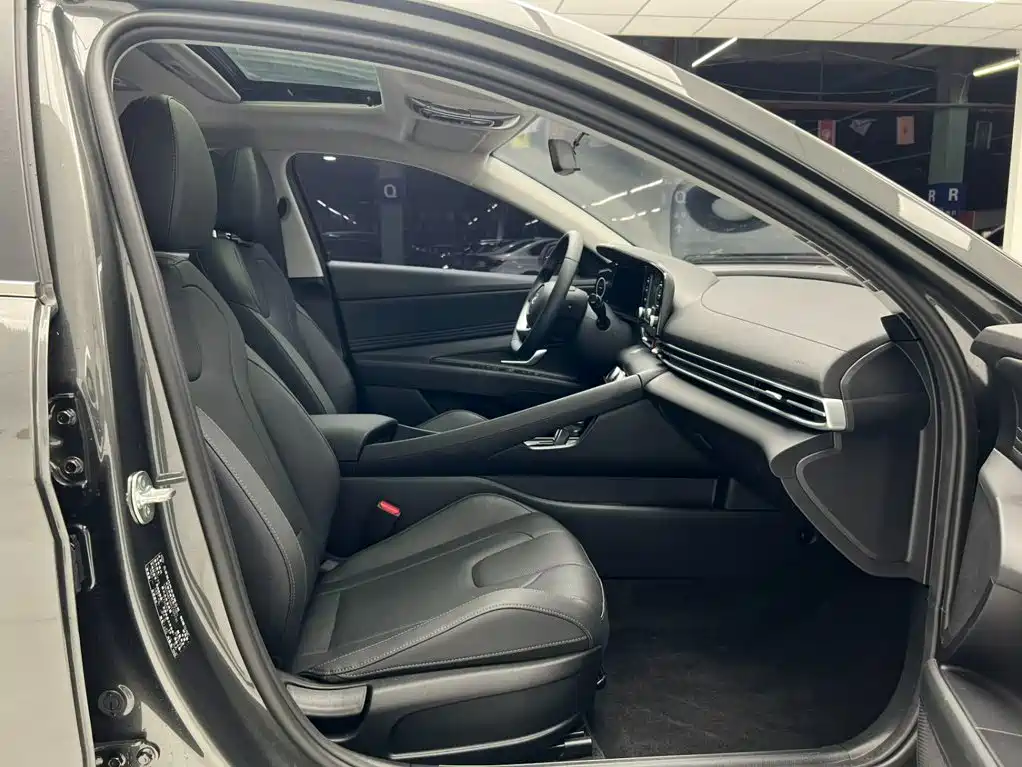 Hyundai Elantra — фото 19