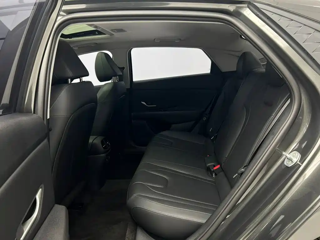 Hyundai Elantra — фото 20