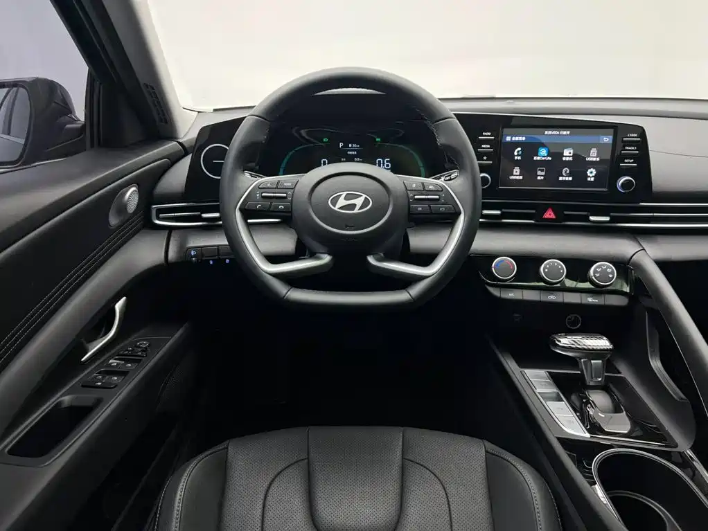 Hyundai Elantra — фото 22