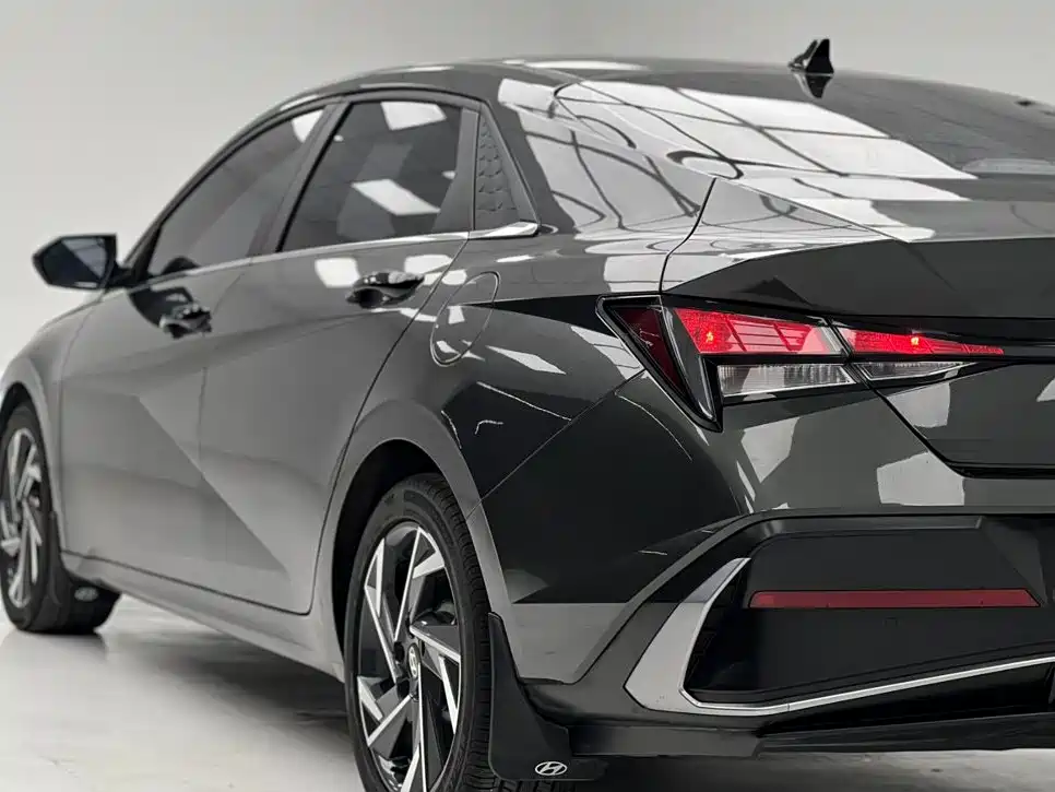 Hyundai Elantra — фото 7