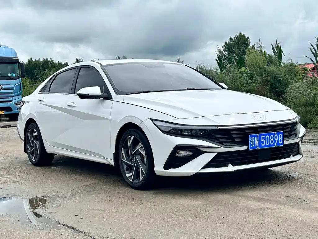 Hyundai Elantra — фото 3