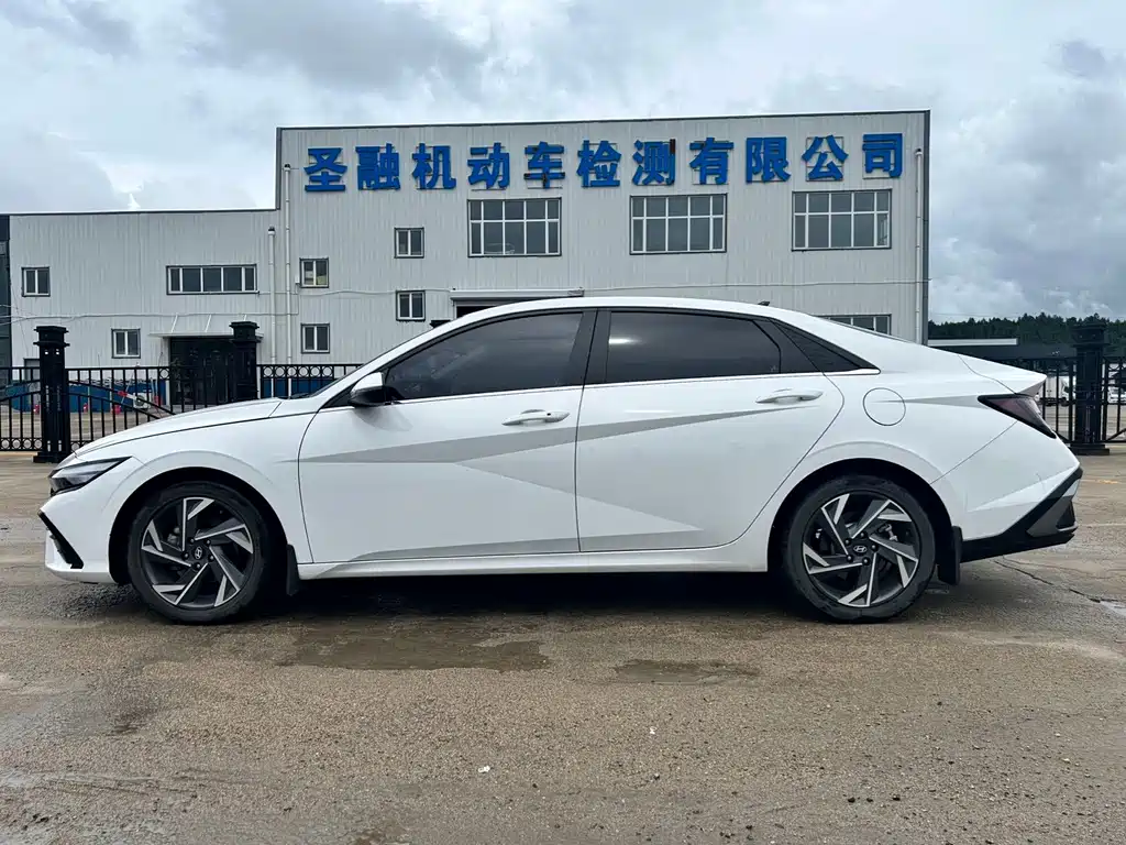 Hyundai Elantra — фото 4