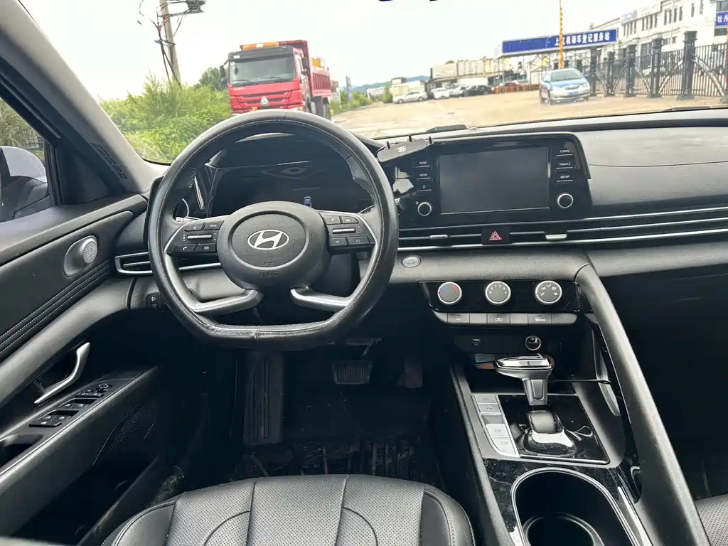 Hyundai Elantra — фото 10