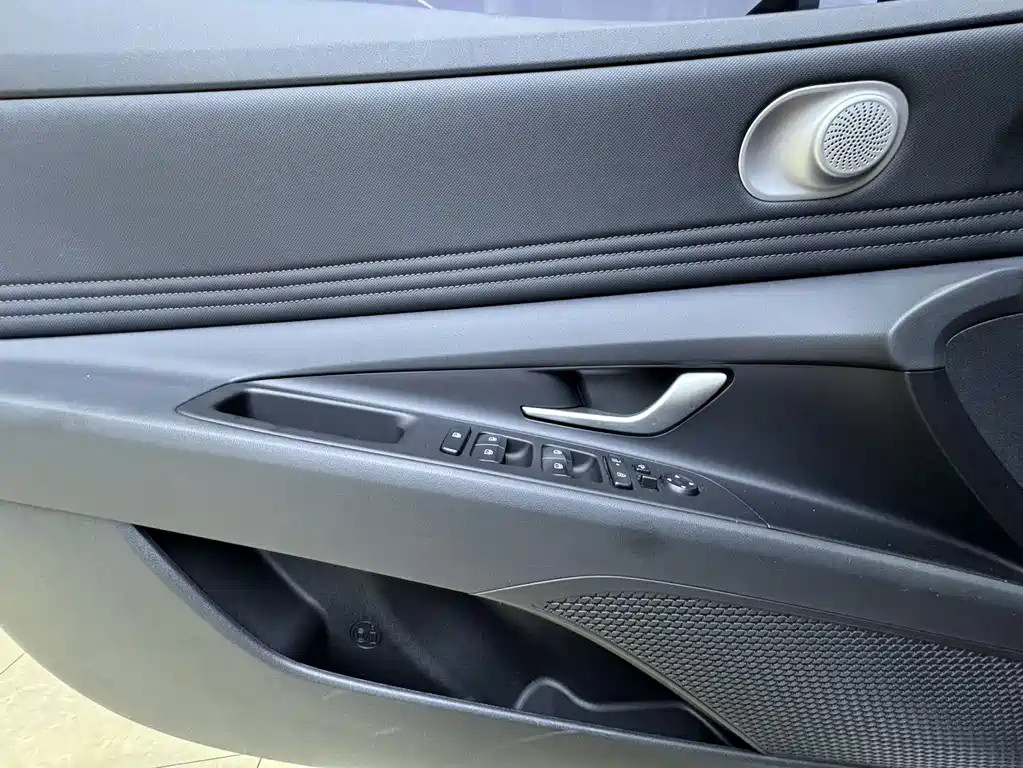 Hyundai Elantra — фото 17
