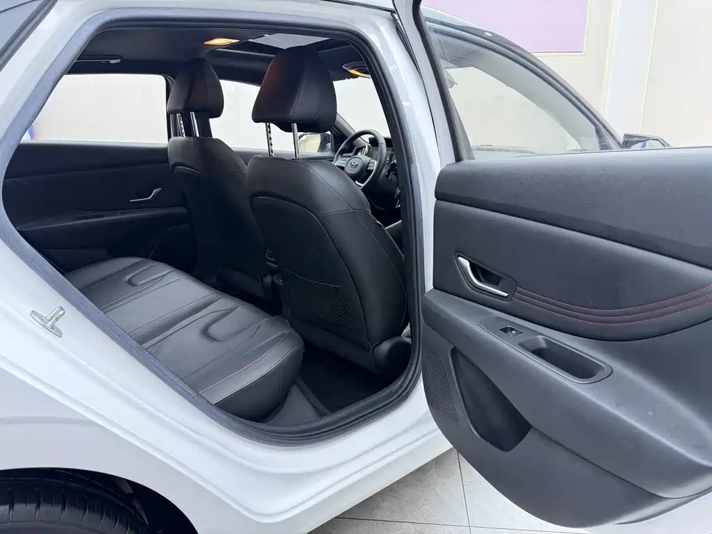 Hyundai Elantra — фото 20