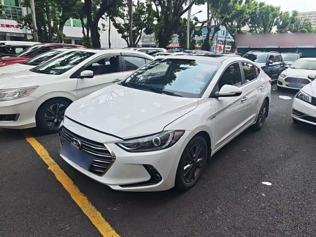 Hyundai Elantra — фото 2