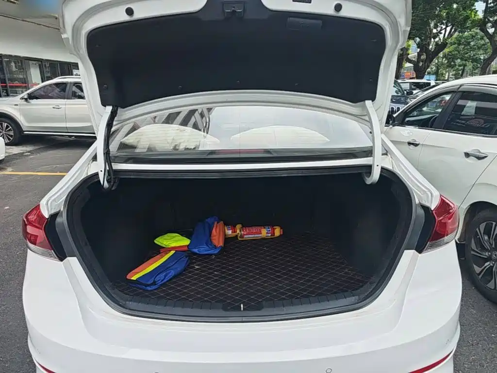Hyundai Elantra — фото 19