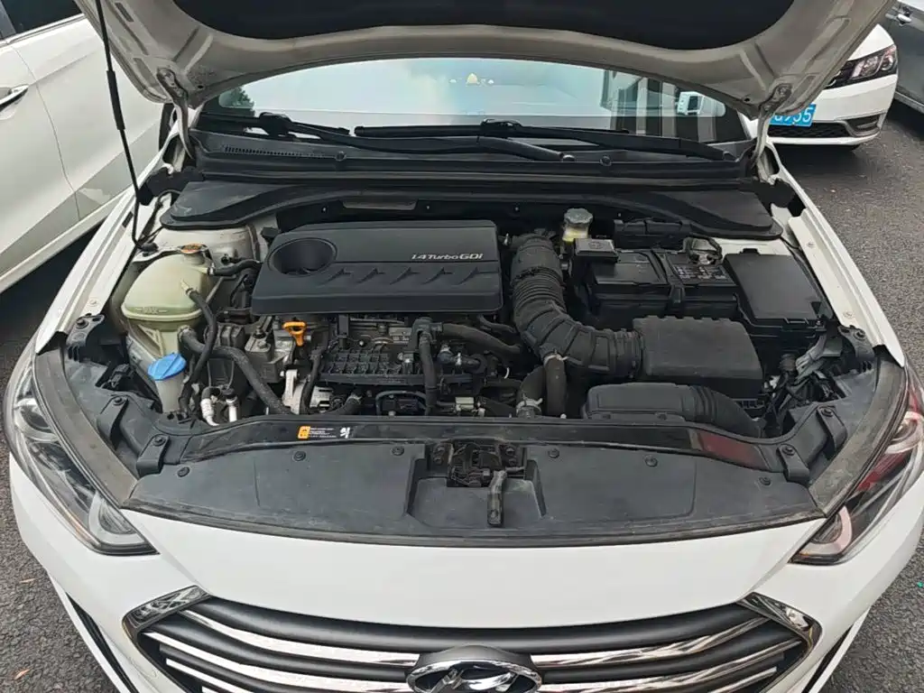 Hyundai Elantra — фото 20