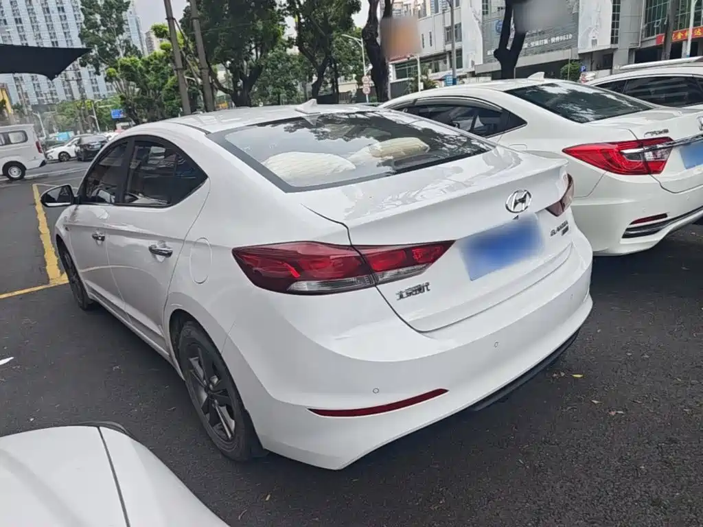Hyundai Elantra — фото 5