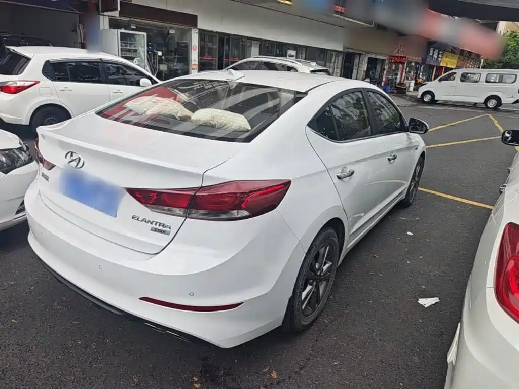 Hyundai Elantra — фото 7