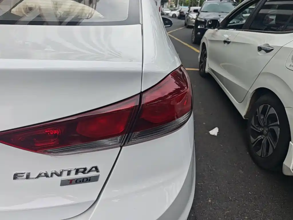 Hyundai Elantra — фото 8