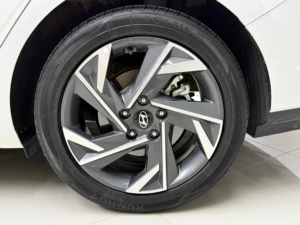Hyundai Elantra — фото 3