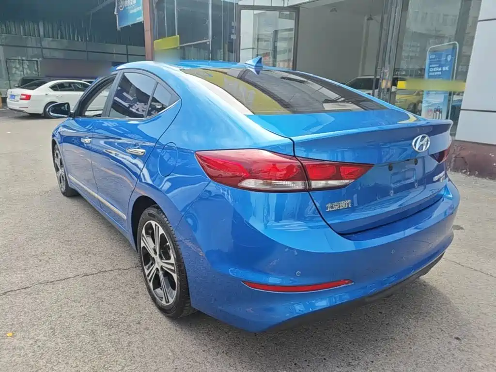 Hyundai Elantra — фото 5