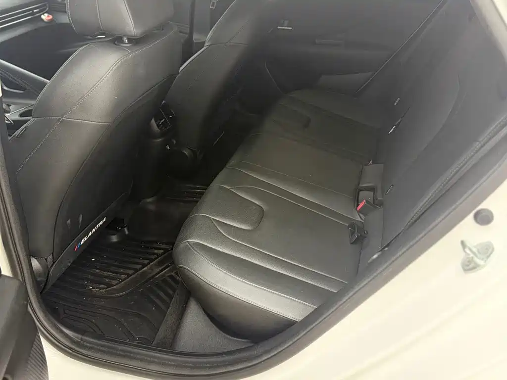 Hyundai Elantra — фото 14