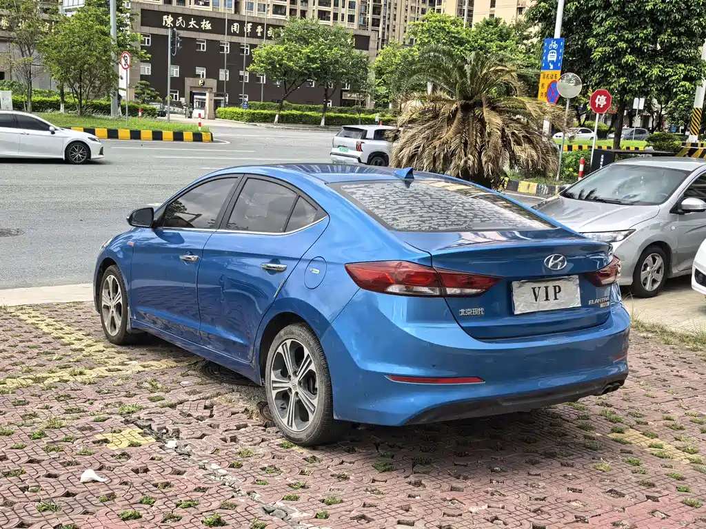 Hyundai Elantra — фото 5