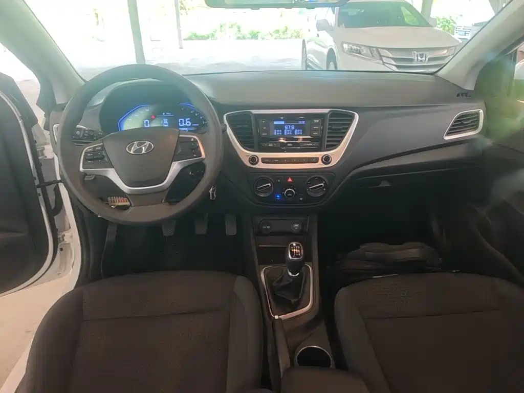 Hyundai Verna — фото 10