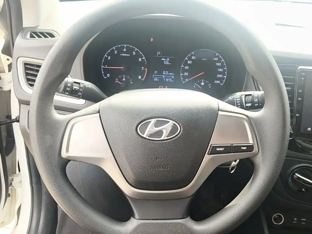Hyundai Verna RV — фото 11