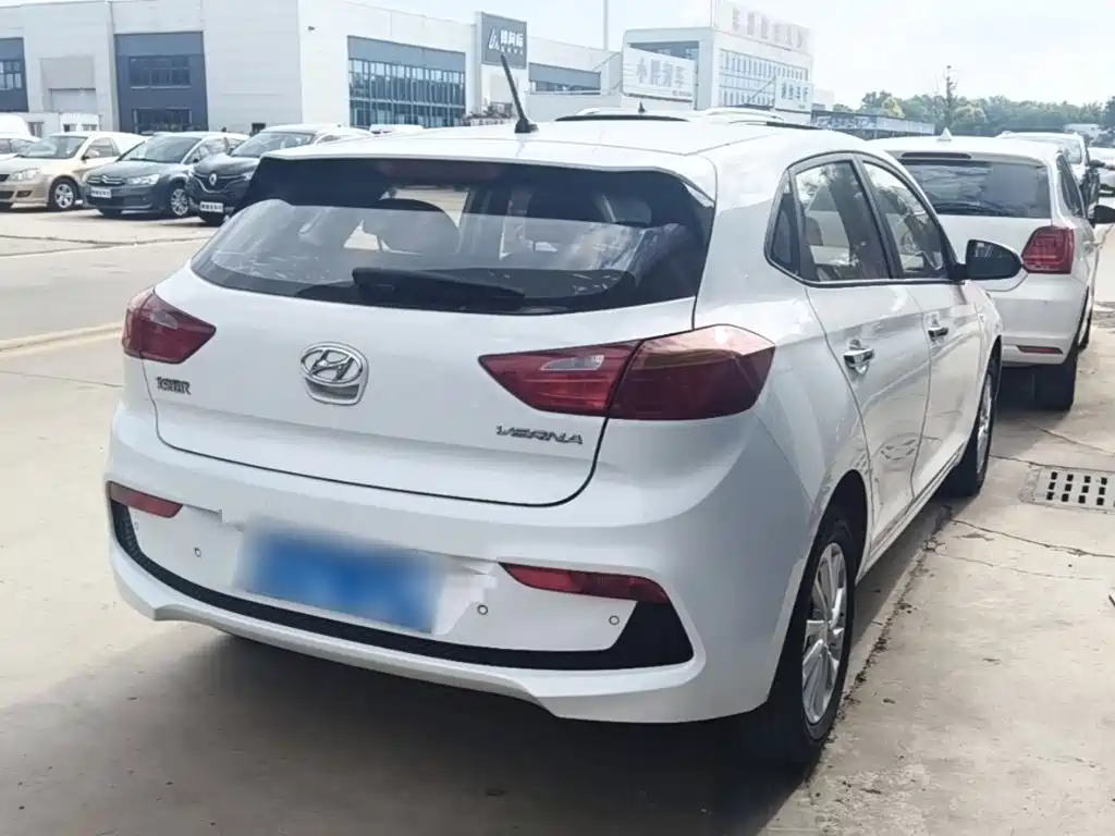 Hyundai Verna RV — фото 7