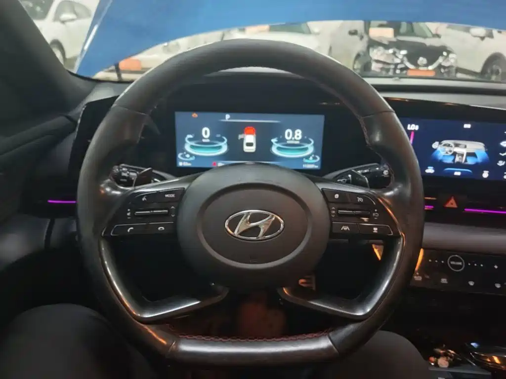 Hyundai Elantra — фото 11