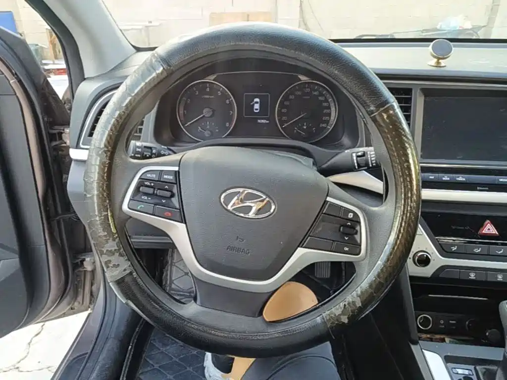 Hyundai Elantra — фото 11