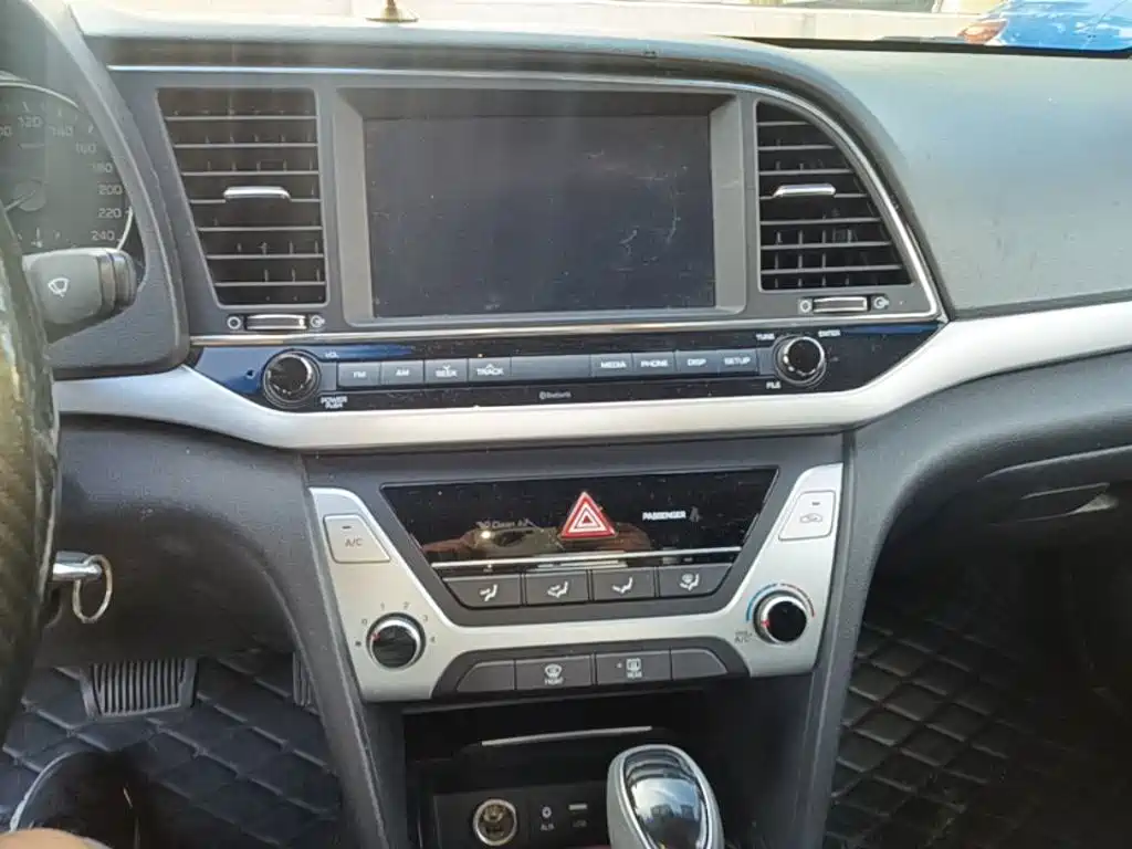 Hyundai Elantra — фото 13