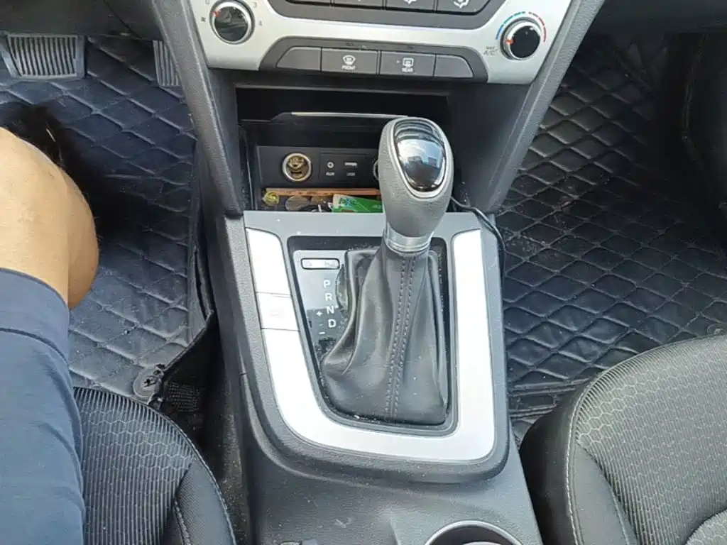 Hyundai Elantra — фото 14