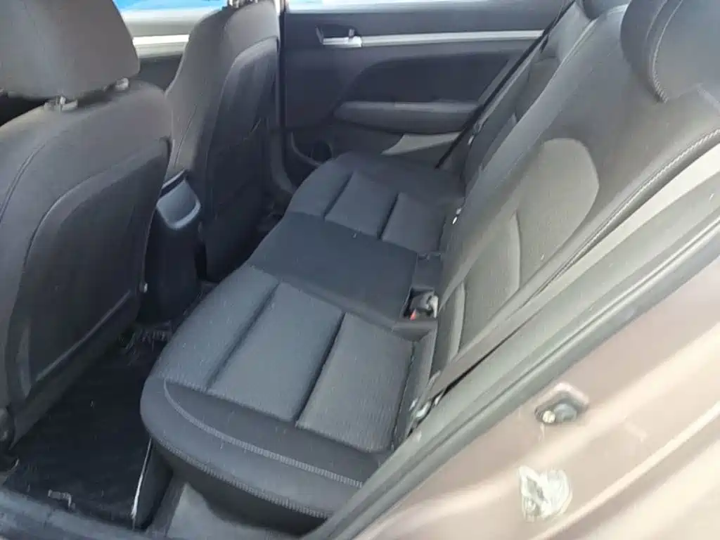 Hyundai Elantra — фото 17