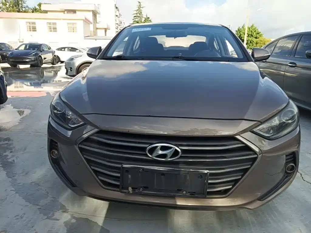 Hyundai Elantra — фото 3