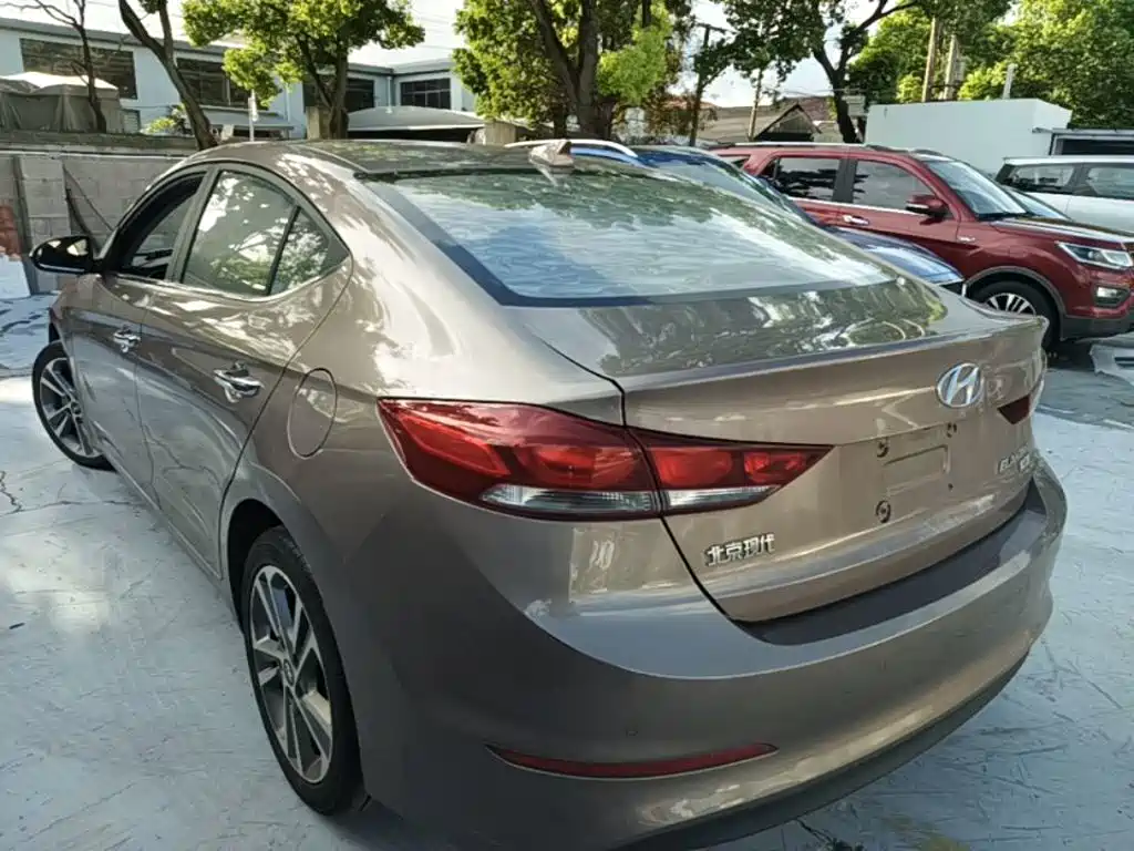 Hyundai Elantra — фото 5