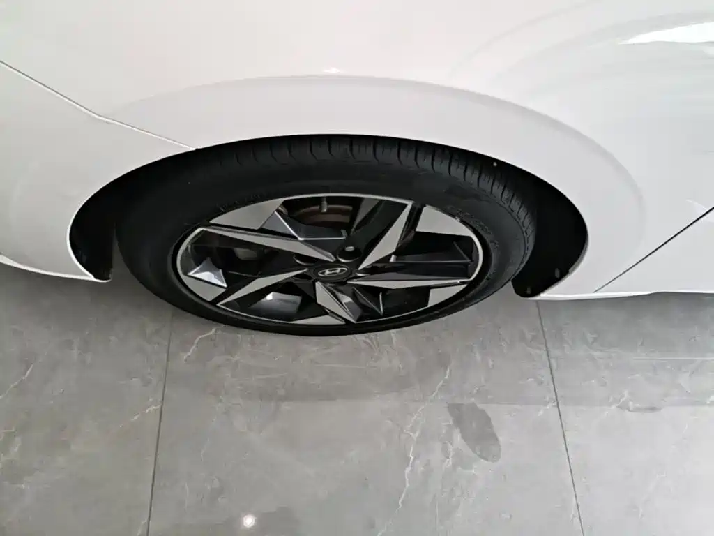 Hyundai Elantra — фото 23