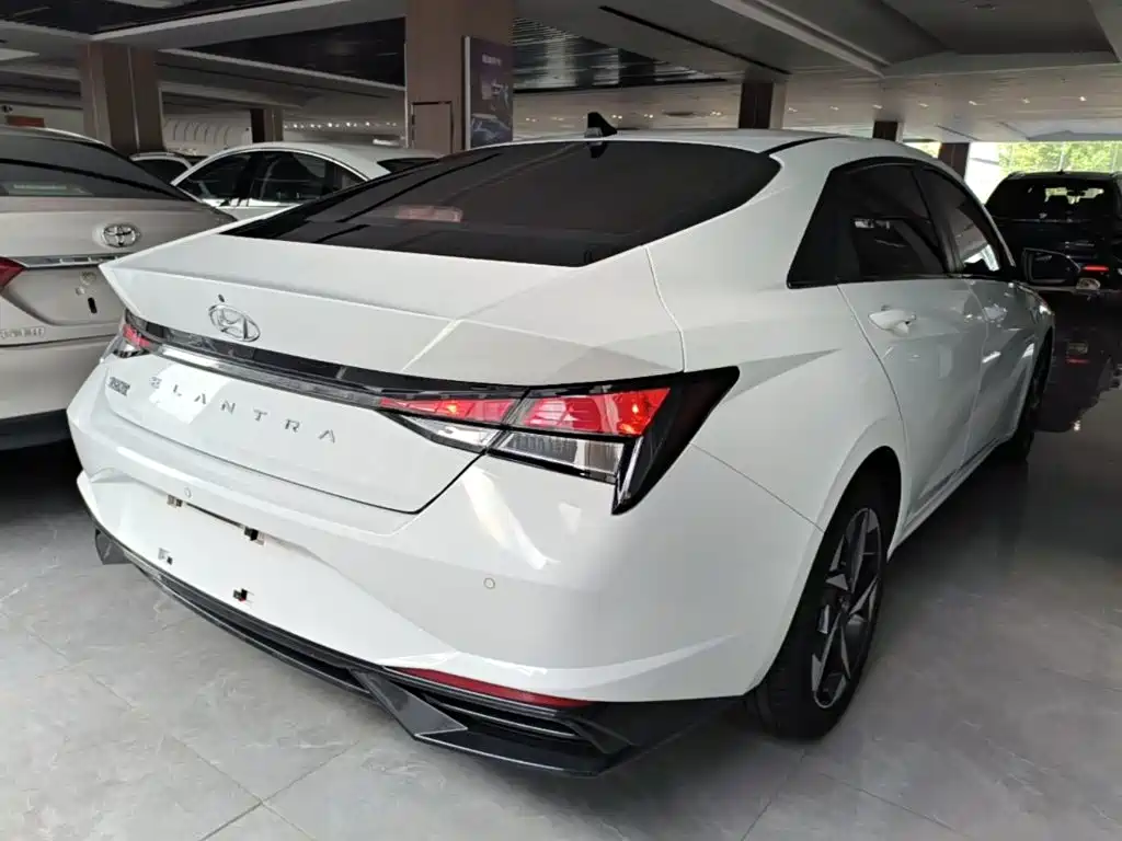 Hyundai Elantra — фото 7