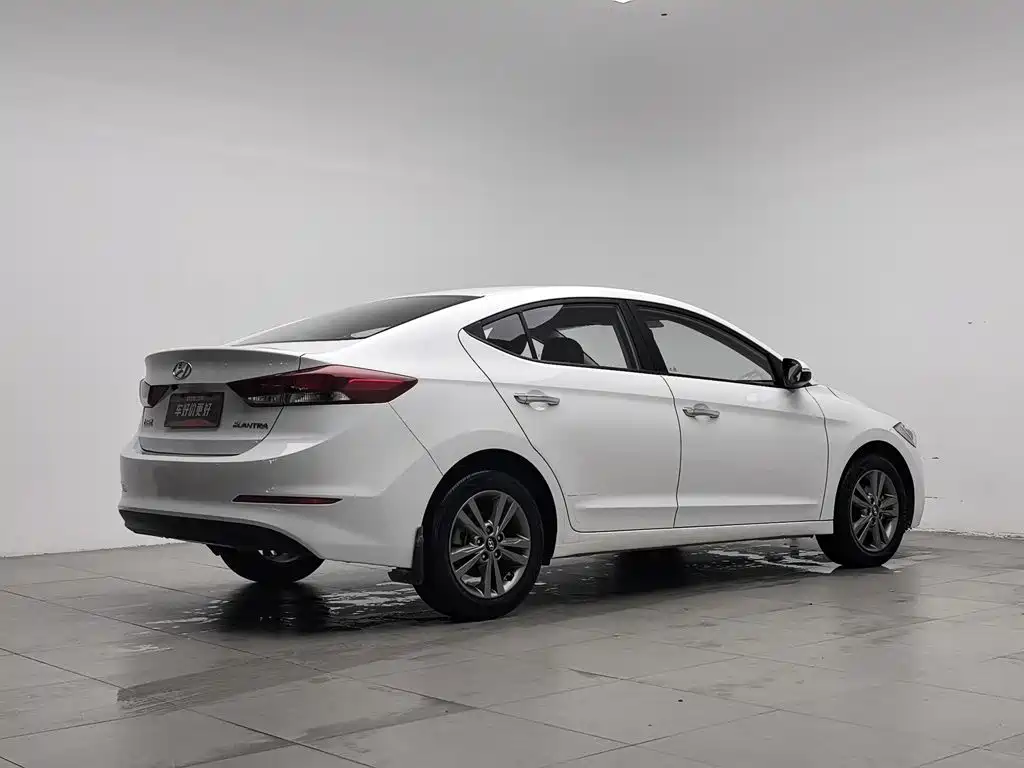 Hyundai Elantra — фото 2