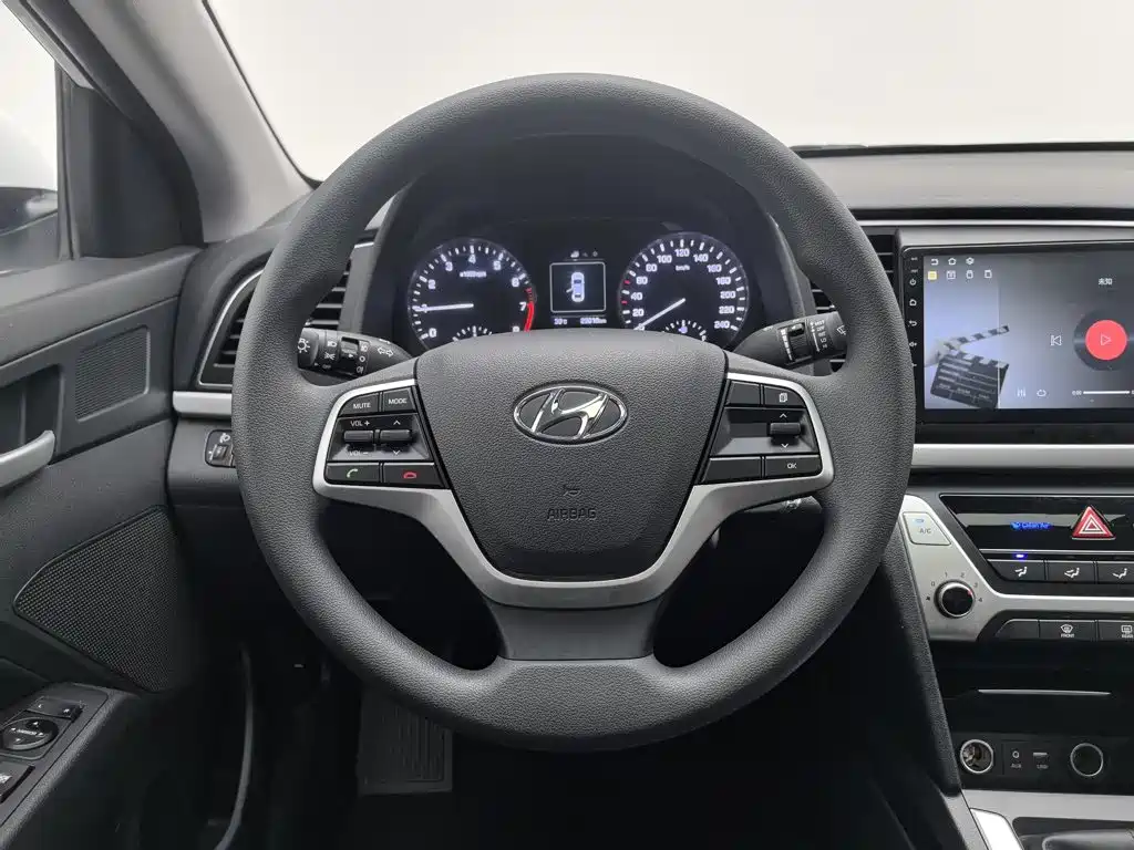 Hyundai Elantra — фото 11