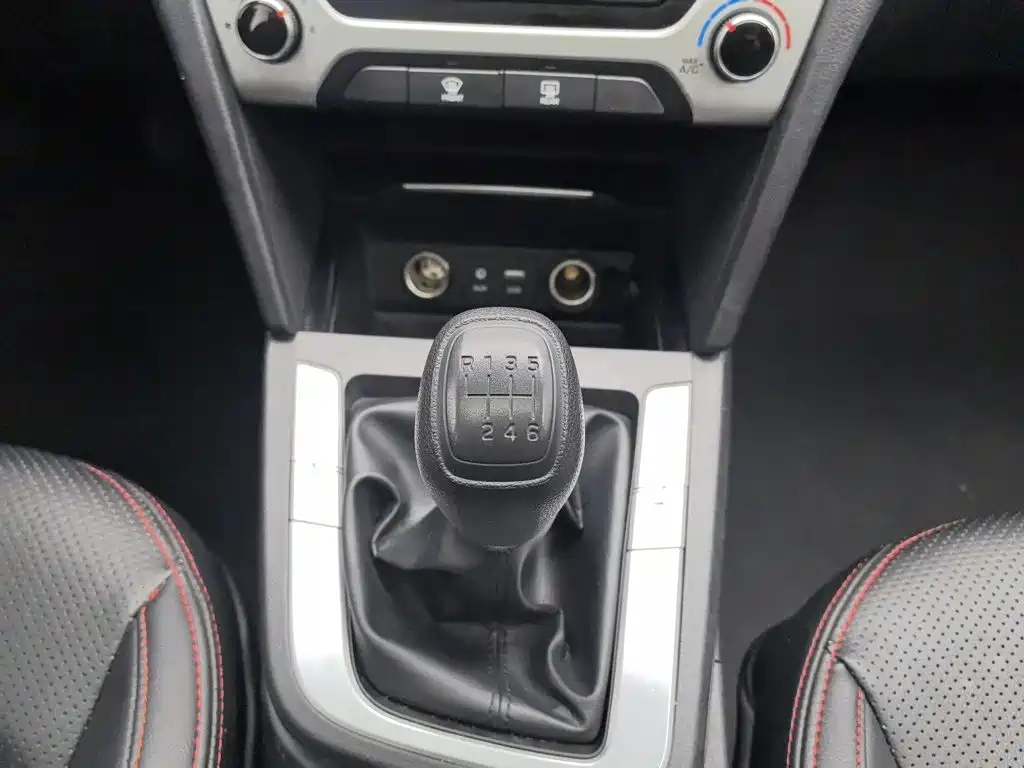 Hyundai Elantra — фото 13
