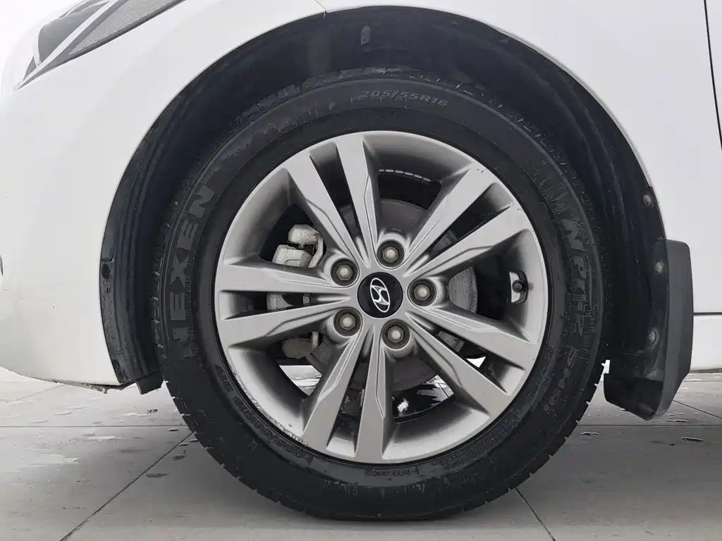 Hyundai Elantra — фото 17