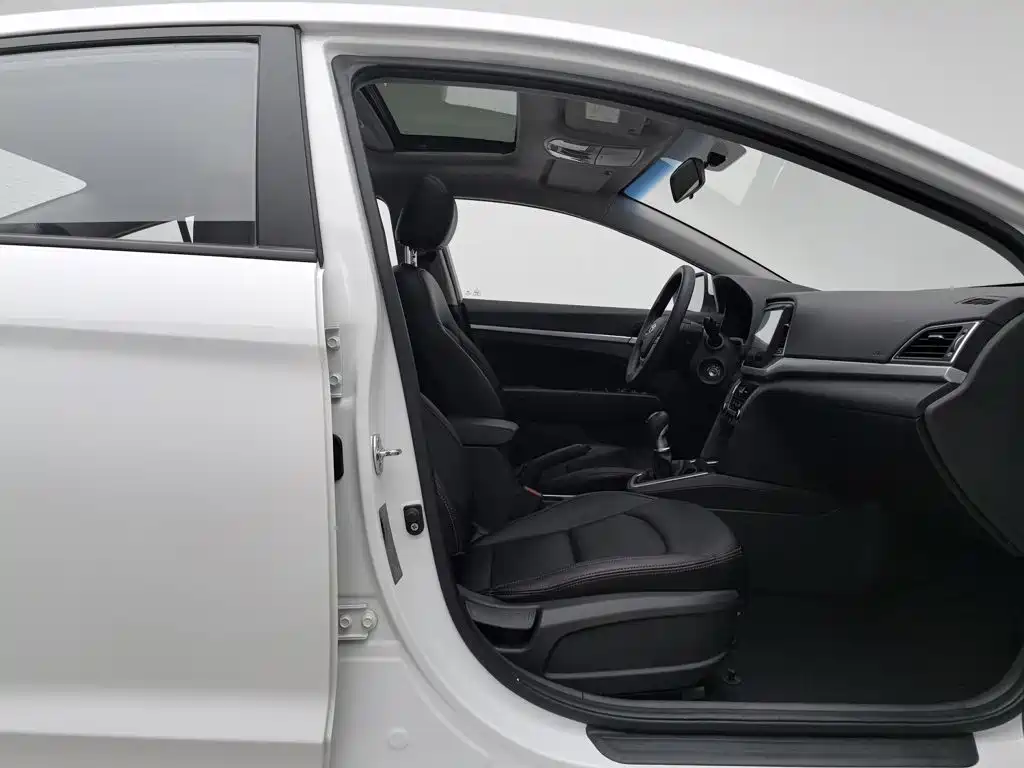 Hyundai Elantra — фото 23