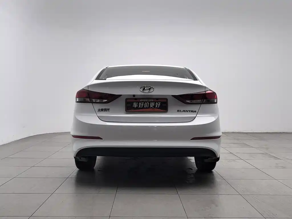 Hyundai Elantra — фото 4