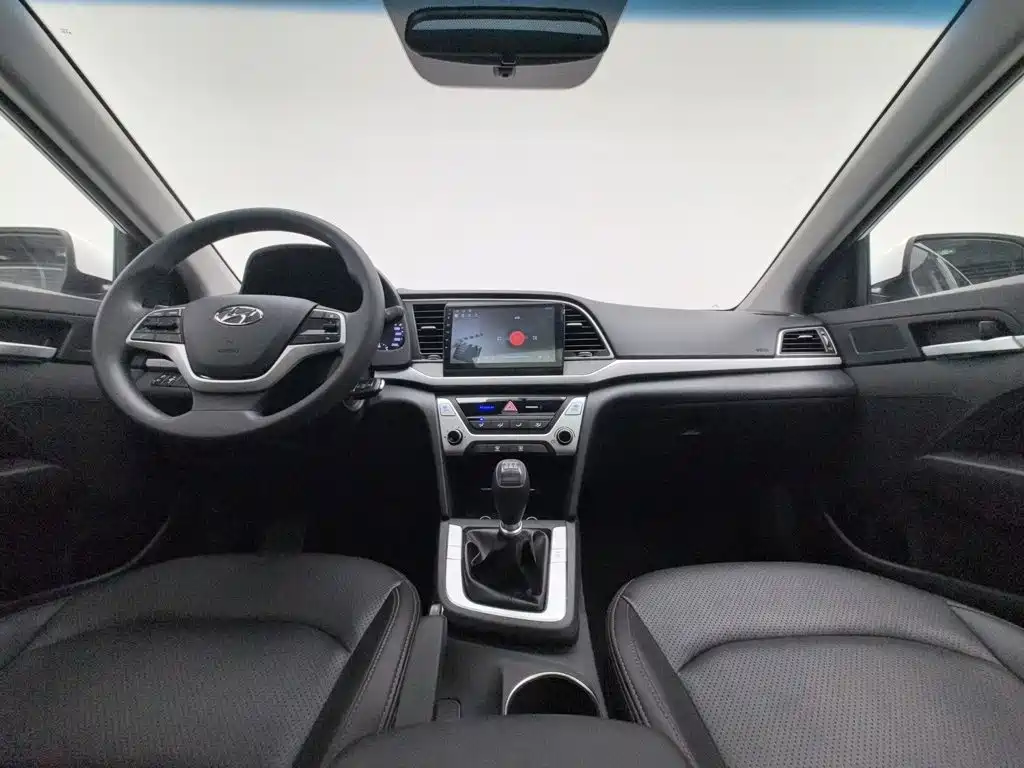 Hyundai Elantra — фото 5