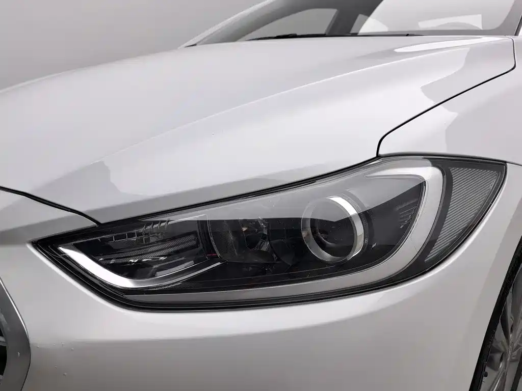 Hyundai Elantra — фото 7