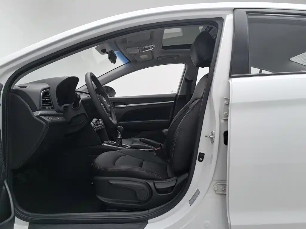 Hyundai Elantra — фото 10