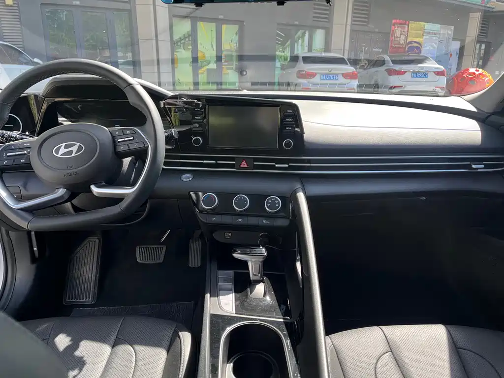 Hyundai Elantra — фото 11