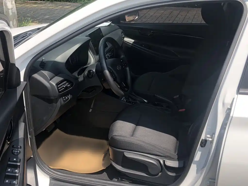 Hyundai Elantra — фото 13