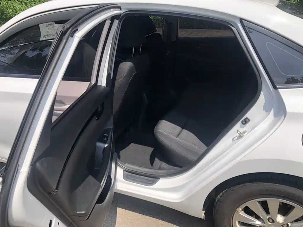 Hyundai Elantra — фото 14