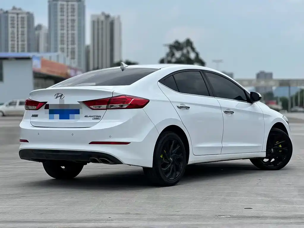 Hyundai Elantra — фото 3