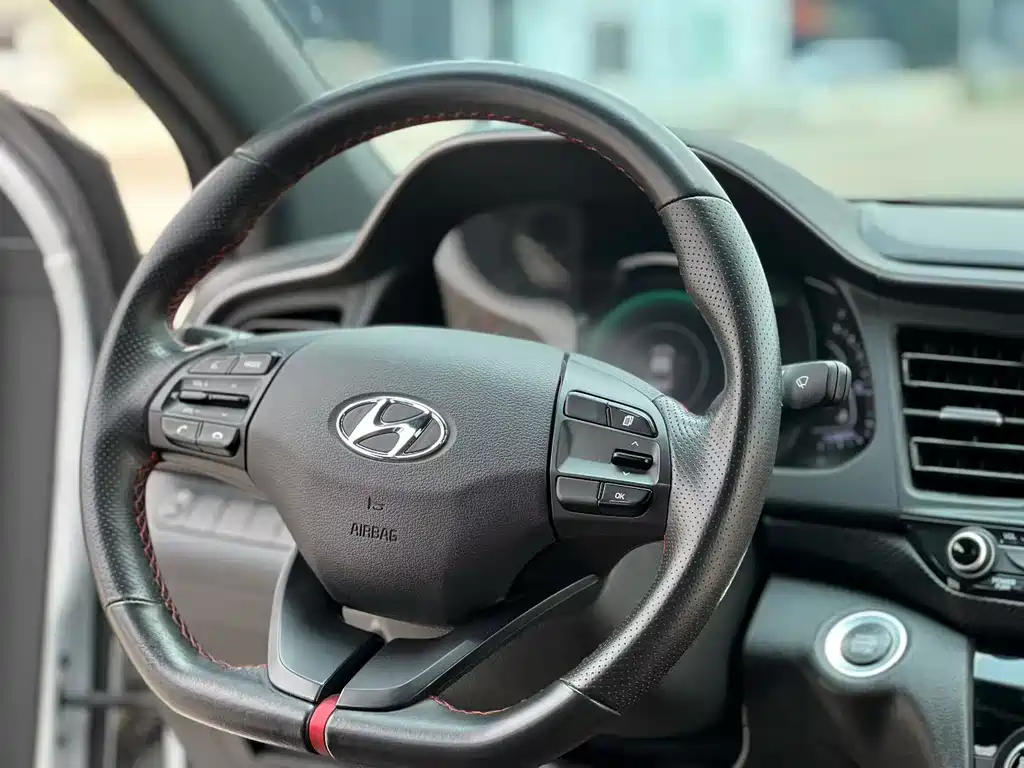 Hyundai Elantra — фото 7
