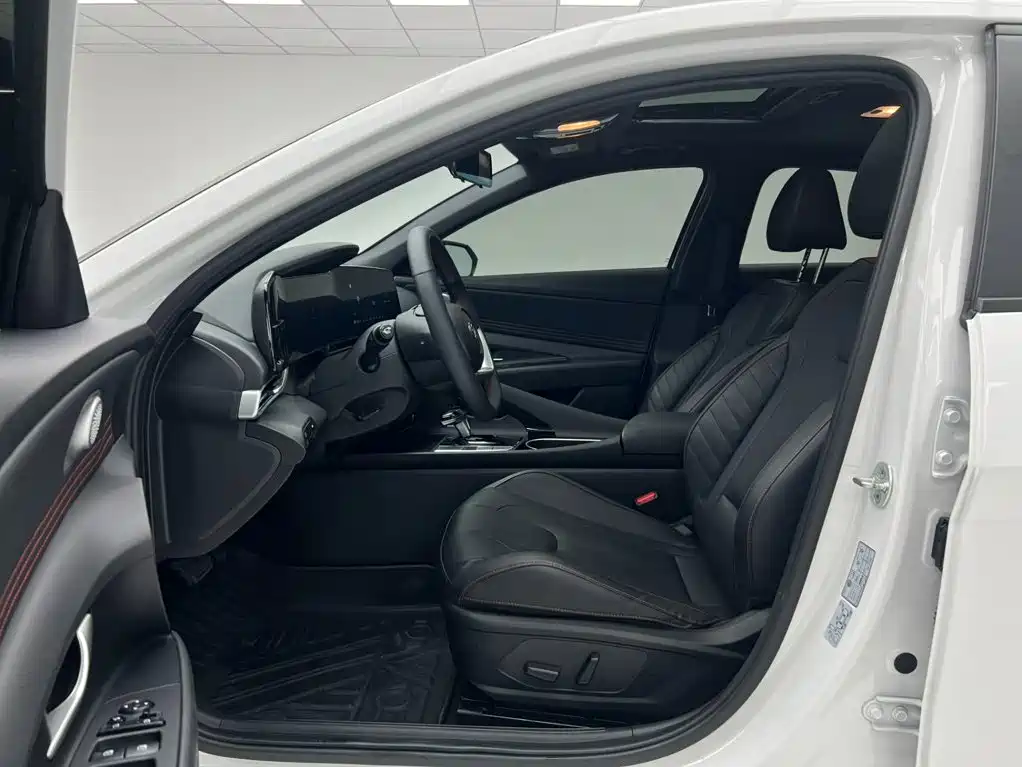 Hyundai Elantra — фото 14