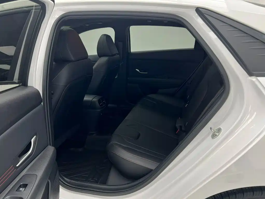 Hyundai Elantra — фото 16